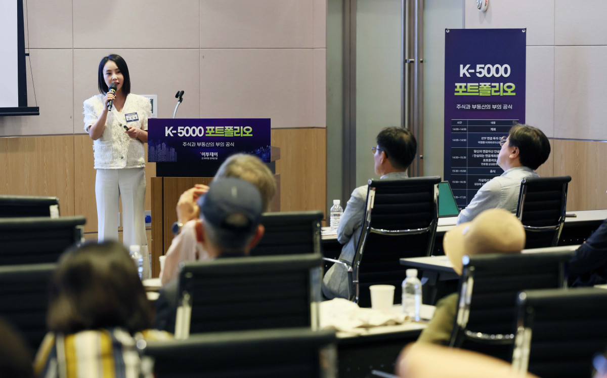 ▲양지영 신한투자증권 수석이 30일 서울 여의도 FKI타워 컨퍼런스센터에서 열린 ‘K-5000 포트폴리오’에서 ‘부동산 투자 전략, 새정부 정책과 시장 트렌드 변화’를 주제로 발표하고 있다. 이투데이가 주최한 이번 세미나는 ‘코스피 5000 시대’를 전망하며, 한국 경제의 현황과 향후 성장 가능성을 다각도로 분석하고자 마련됐다. 이번 행사에선 거시경제 동향, 자본시장과 증권 투자 전략, 부동산 시장 변화, 글로벌 경제 흐름 등 다양한 주제로 각 분야 최고의 전문가들이 참여, 심층적인 분석과 전망을 공유한다. 신태현 기자 holjjak@