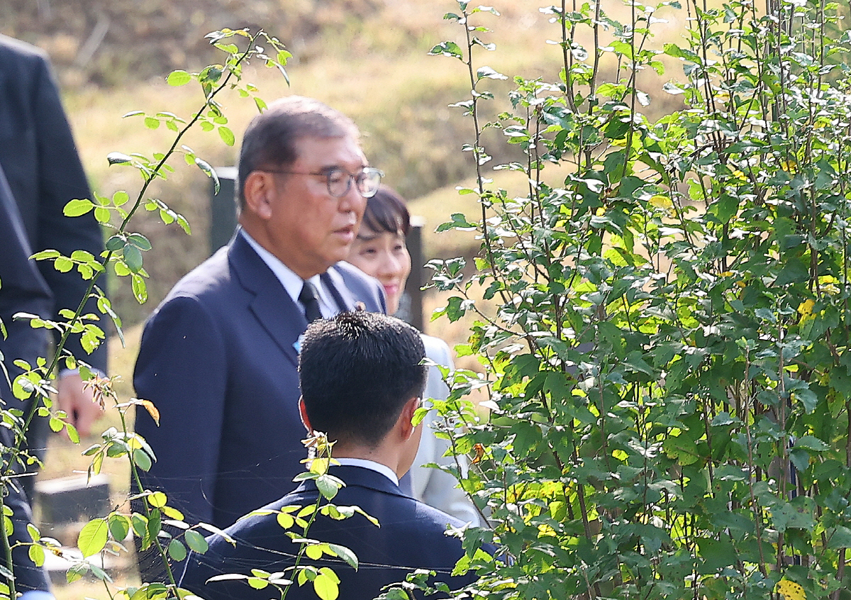 ▲한일 정상회담을 위해 방한한 이시바 시게루 일본 총리가 30일 부산 금정구 영락공원에 있는 의인 이수현씨 묘에 참배하기 위해 이동하고 있다.  (연합뉴스)