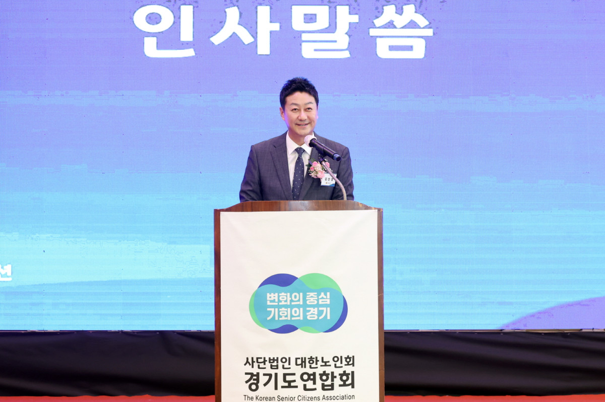 ▲김진경 경기도의회 의장이 대한노인회 경기도연합회가 주관한 노인의 날 기념식에서 연단에 올라 연설하고 있다. (경기도의회)