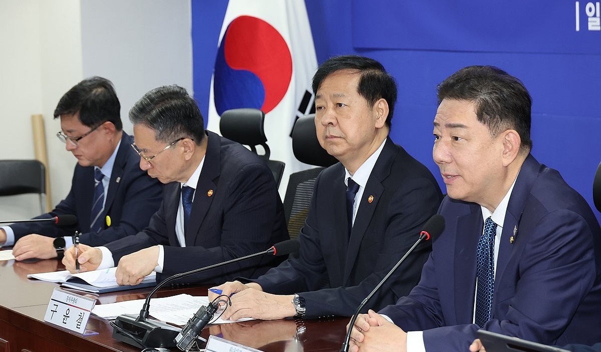 ▲ 30일 서울 여의도 국회 의원회관에서 열린 ‘경제형벌 합리화 태스크포스(TF)’ 당‧정 협의에서 김병기(오른쪽 첫 번째) 더불어민주당 원내대표가 발언하고 있다. (연합뉴스)