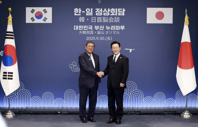 ▲이재명 대통령과 이시바 시게루 일본 총리가 30일 부산 누리마루 APEC 하우스에서 정상회담에 앞서 악수하고 있다.  (연합뉴스)