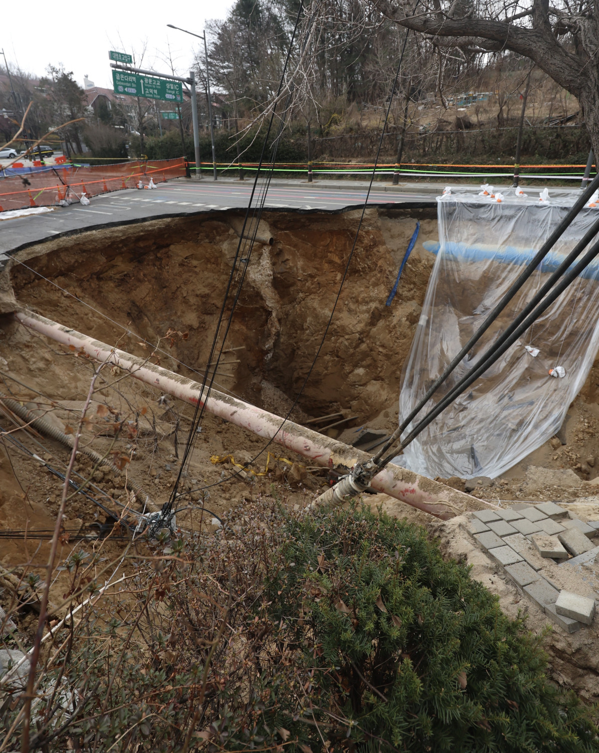 ▲서울 강동구 명일동 지반침하(싱크홀) 사고 현장 모습.  (사진제공=뉴시스)