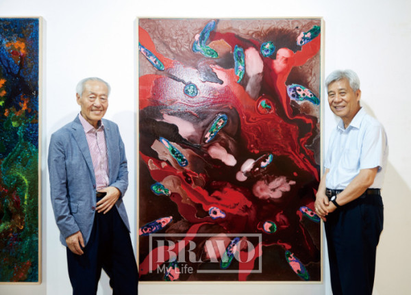 ▲이서형 작가(좌)와 관람객으로 온 강창희 행복100세자산관리연구회 대표(우).