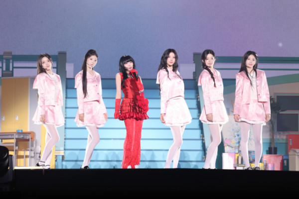 ▲무라사키 이마(왼쪽 세 번째) 컬래버레이션 무대(사진제공=빌리프랩)