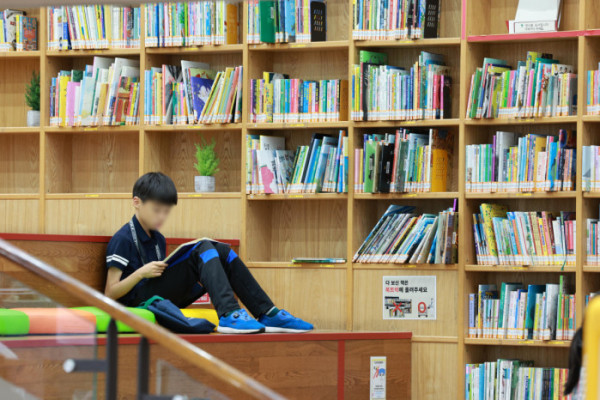 ▲한 초등학생이 도서관에서 책을 읽고 있다. (뉴시스)