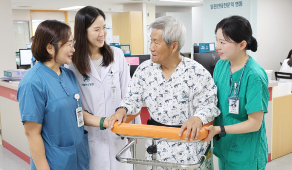 ▲백지연 서울아산병원 노년내과 교수(왼쪽에서 두 번째)와 의료진이 노년 입원 환자의 거동 상태를 살펴보며 허약 수준을 평가하고 있다.(서울아산병원)