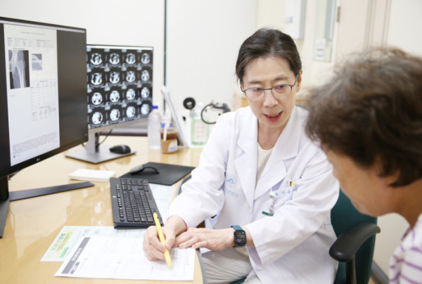 ▲이은주 서울아산병원 노년내과 교수가 노년 환자의 허약 수준에 맞는 운동법을 설명하고 있다.(서울아산병원)