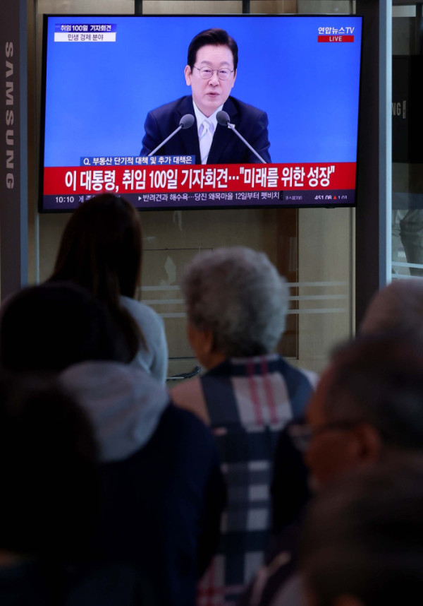 ▲11일 서울역에서 시민들이 이재명 대통령 취임 100일 기자회견 텔레비전 생중계를 시청하고 있다. 신태현 기자 holjjak@(이투데이DB)