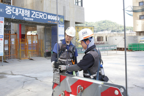 ▲㈜한화 건설부문이 스마트 안전진단 장비를 활용해 와이어로프를 점검하고 있다. (사진제공=㈜한화 건설부문)