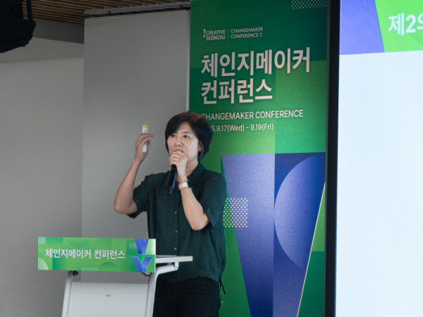 ▲“나이 듦은 질문”을 주제로 강연 중인 김희경 작가. 김 작가는 장수 시대의 ‘제2의 성년기’ 개념을 제시했다.(이준호 기자)