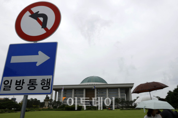 ▲더불어민주당과 국민의힘이 추진한 '민생경제협의체' 첫 회의가 결국 연기됐다. 여야는 정책위의장·부의장·원내정책수석부대표가 참여하는 '3+3' 형태의 민생경제협의체 상견례와 첫 회의를 19일에 열기로 합의했다. 여야가 정쟁과 민생 현안을 분리해 논의하겠다며 뜻을 모았지만, 더불어민주당이 정부조직법 개정안을 국회 행정안전위원회 법안심사1소위에서 단독 처리하자 국민의힘이 강하게 반발하며 입장을 선외했다. 이에 따라 민생경제협의체 출범은 사실상 무산되거나 재조율이 불가피해졌다. 사진은 이날 국회의사당 모습. 고이란 기자 photoeran@