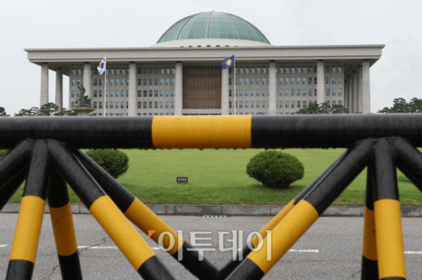 ▲더불어민주당과 국민의힘이 추진한 '민생경제협의체' 첫 회의가 결국 연기됐다. 여야는 정책위의장·부의장·원내정책수석부대표가 참여하는 '3+3' 형태의 민생경제협의체 상견례와 첫 회의를 19일에 열기로 합의했다. 여야가 정쟁과 민생 현안을 분리해 논의하겠다며 뜻을 모았지만, 더불어민주당이 정부조직법 개정안을 국회 행정안전위원회 법안심사1소위에서 단독 처리하자 국민의힘이 강하게 반발하며 입장을 선외했다. 이에 따라 민생경제협의체 출범은 사실상 무산되거나 재조율이 불가피해졌다. 사진은 이날 국회의사당 모습. 고이란 기자 photoeran@