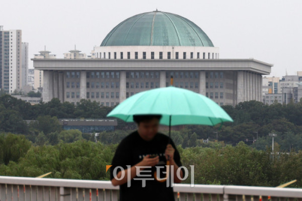 ▲더불어민주당과 국민의힘이 추진한 '민생경제협의체' 첫 회의가 결국 연기됐다. 여야는 정책위의장·부의장·원내정책수석부대표가 참여하는 '3+3' 형태의 민생경제협의체 상견례와 첫 회의를 19일에 열기로 합의했다. 여야가 정쟁과 민생 현안을 분리해 논의하겠다며 뜻을 모았지만, 더불어민주당이 정부조직법 개정안을 국회 행정안전위원회 법안심사1소위에서 단독 처리하자 국민의힘이 강하게 반발하며 입장을 선외했다. 이에 따라 민생경제협의체 출범은 사실상 무산되거나 재조율이 불가피해졌다. 사진은 이날 국회의사당 모습. 고이란 기자 photoeran@