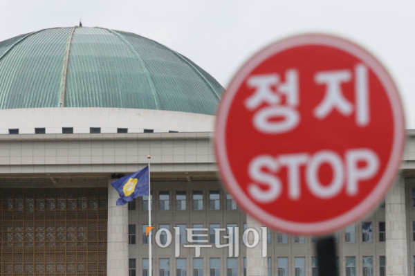 ▲더불어민주당과 국민의힘이 추진한 '민생경제협의체' 첫 회의가 결국 연기됐다. 여야는 정책위의장·부의장·원내정책수석부대표가 참여하는 '3+3' 형태의 민생경제협의체 상견례와 첫 회의를 19일에 열기로 합의했다. 여야가 정쟁과 민생 현안을 분리해 논의하겠다며 뜻을 모았지만, 더불어민주당이 정부조직법 개정안을 국회 행정안전위원회 법안심사1소위에서 단독 처리하자 국민의힘이 강하게 반발하며 입장을 선외했다. 이에 따라 민생경제협의체 출범은 사실상 무산되거나 재조율이 불가피해졌다. 사진은 이날 국회의사당 모습. 고이란 기자 photoeran@