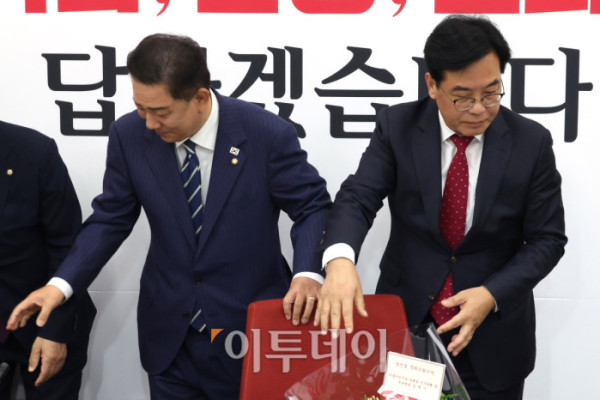 ▲김병기(왼쪽) 더불어민주당 대표 직무대행 겸 원내대표가 17일 서울 여의도 국회에서 송언석 국민의힘 원내대표를 예방하고 있다. 고이란 기자 photoeran@