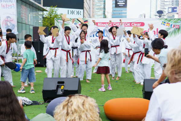 ▲이번 행사는 외국인 관광객뿐 아니라 한국문화와 공연에 관심 있는 내·외국인이 함께 즐길 수 있도록 진행됐다. (이준호 기자)
