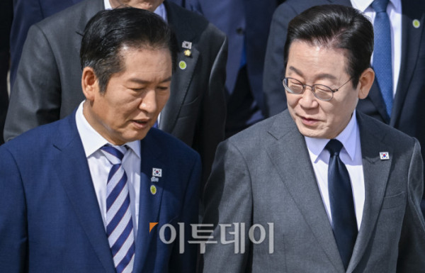 ▲이재명(오른쪽) 대통령이 22일 경기 성남시 서울공항에서 취임 후 처음으로 미국 뉴욕에서 열리는 제80차 유엔총회 고위급 회의에 참석하기 위해 출국하며 정청래 더불어민주당 대표와 대화를 하고 있다. 이 대통령은 현지 시간으로 22일 뉴욕에 도착해 세계 최대 자산운용사 블랙록의 래리 핑크 최고경영자(CE0)와 미국 상·하원 의원단 등을 접견하는 것으로 3박 5일간의 일정을 시작한다. 23일에는 유엔총회 기조연설을 통해 '민주 대한민국'의 복귀를 선언하고 한반도 정책 등 한국 정부의 외교 비전을 밝힐 계획이다. 북한을 향한 대화 촉구 메시지도 발신할 것으로 예측된다. 24일에는 한국 정상으로는 처음으로 유엔 안전보장이사회(안보리) 공개 토의를 주재하고, 25일에는 미국 월가의 금융계 인사들과 한국 기업인들을 만나 한국경제설명회(IR) 투자 서밋 행사를 진행한 뒤 26일 귀국할 계획이다. 이 밖에 안토니우 구테흐스 유엔 사무총장 및 프랑스·이탈리아·우즈베키스탄·체코·폴란드 정상 등과 양자회담도 예정돼 있다. 조현호 기자 hyunho@