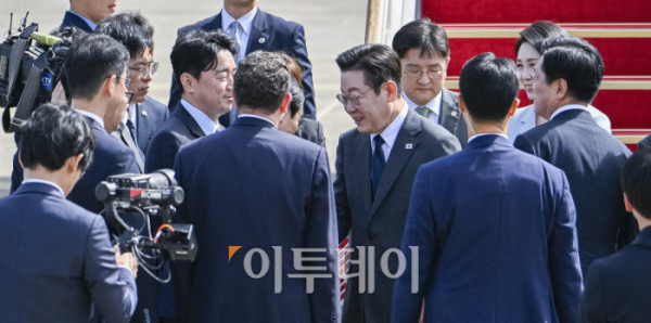 ▲이재명 대통령이 22일 경기 성남시 서울공항에서 취임 후 처음으로 미국 뉴욕에서 열리는 제80차 유엔총회 고위급 회의에 참석하기 위해 출국하며 참석자들과 인사를 하고 있다. 이 대통령은 현지 시간으로 22일 뉴욕에 도착해 세계 최대 자산운용사 블랙록의 래리 핑크 최고경영자(CE0)와 미국 상·하원 의원단 등을 접견하는 것으로 3박 5일간의 일정을 시작한다. 23일에는 유엔총회 기조연설을 통해 '민주 대한민국'의 복귀를 선언하고 한반도 정책 등 한국 정부의 외교 비전을 밝힐 계획이다. 북한을 향한 대화 촉구 메시지도 발신할 것으로 예측된다. 24일에는 한국 정상으로는 처음으로 유엔 안전보장이사회(안보리) 공개 토의를 주재하고, 25일에는 미국 월가의 금융계 인사들과 한국 기업인들을 만나 한국경제설명회(IR) 투자 서밋 행사를 진행한 뒤 26일 귀국할 계획이다. 이 밖에 안토니우 구테흐스 유엔 사무총장 및 프랑스·이탈리아·우즈베키스탄·체코·폴란드 정상 등과 양자회담도 예정돼 있다. 조현호 기자 hyunho@