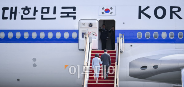 ▲이재명(오른쪽) 대통령과 배우자 김혜경 여사가 22일 경기 성남시 서울공항에서 취임 후 처음으로 미국 뉴욕에서 열리는 제80차 유엔총회 고위급 회의에 참석차 출국하기 위해 공군 1호기에 탑승하고 있다. 이 대통령은 현지 시간으로 22일 뉴욕에 도착해 세계 최대 자산운용사 블랙록의 래리 핑크 최고경영자(CE0)와 미국 상·하원 의원단 등을 접견하는 것으로 3박 5일간의 일정을 시작한다. 23일에는 유엔총회 기조연설을 통해 '민주 대한민국'의 복귀를 선언하고 한반도 정책 등 한국 정부의 외교 비전을 밝힐 계획이다. 북한을 향한 대화 촉구 메시지도 발신할 것으로 예측된다. 24일에는 한국 정상으로는 처음으로 유엔 안전보장이사회(안보리) 공개 토의를 주재하고, 25일에는 미국 월가의 금융계 인사들과 한국 기업인들을 만나 한국경제설명회(IR) 투자 서밋 행사를 진행한 뒤 26일 귀국할 계획이다. 이 밖에 안토니우 구테흐스 유엔 사무총장 및 프랑스·이탈리아·우즈베키스탄·체코·폴란드 정상 등과 양자회담도 예정돼 있다. 조현호 기자 hyunho@
