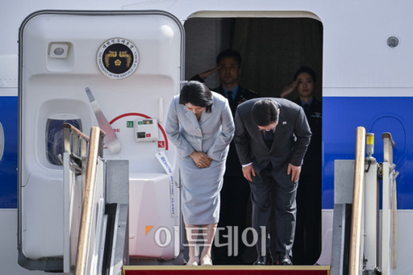 ▲이재명(오른쪽) 대통령과 배우자 김혜경 여사가 22일 경기 성남시 서울공항에서 취임 후 처음으로 미국 뉴욕에서 열리는 제80차 유엔총회 고위급 회의에 참석차 출국하며 고개 숙여 인사를 하고 있다. 이 대통령은 현지 시간으로 22일 뉴욕에 도착해 세계 최대 자산운용사 블랙록의 래리 핑크 최고경영자(CE0)와 미국 상·하원 의원단 등을 접견하는 것으로 3박 5일간의 일정을 시작한다. 23일에는 유엔총회 기조연설을 통해 '민주 대한민국'의 복귀를 선언하고 한반도 정책 등 한국 정부의 외교 비전을 밝힐 계획이다. 북한을 향한 대화 촉구 메시지도 발신할 것으로 예측된다. 24일에는 한국 정상으로는 처음으로 유엔 안전보장이사회(안보리) 공개 토의를 주재하고, 25일에는 미국 월가의 금융계 인사들과 한국 기업인들을 만나 한국경제설명회(IR) 투자 서밋 행사를 진행한 뒤 26일 귀국할 계획이다. 이 밖에 안토니우 구테흐스 유엔 사무총장 및 프랑스·이탈리아·우즈베키스탄·체코·폴란드 정상 등과 양자회담도 예정돼 있다. 조현호 기자 hyunho@