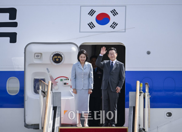 ▲이재명(오른쪽) 대통령과 배우자 김혜경 여사가 22일 경기 성남시 서울공항에서 취임 후 처음으로 미국 뉴욕에서 열리는 제80차 유엔총회 고위급 회의에 참석차 출국하며 손을 들어 인사를 하고 있다. 이 대통령은 현지 시간으로 22일 뉴욕에 도착해 세계 최대 자산운용사 블랙록의 래리 핑크 최고경영자(CE0)와 미국 상·하원 의원단 등을 접견하는 것으로 3박 5일간의 일정을 시작한다. 23일에는 유엔총회 기조연설을 통해 '민주 대한민국'의 복귀를 선언하고 한반도 정책 등 한국 정부의 외교 비전을 밝힐 계획이다. 북한을 향한 대화 촉구 메시지도 발신할 것으로 예측된다. 24일에는 한국 정상으로는 처음으로 유엔 안전보장이사회(안보리) 공개 토의를 주재하고, 25일에는 미국 월가의 금융계 인사들과 한국 기업인들을 만나 한국경제설명회(IR) 투자 서밋 행사를 진행한 뒤 26일 귀국할 계획이다. 이 밖에 안토니우 구테흐스 유엔 사무총장 및 프랑스·이탈리아·우즈베키스탄·체코·폴란드 정상 등과 양자회담도 예정돼 있다. 조현호 기자 hyunho@