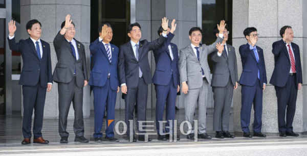 ▲더불어민주당 정청래(왼쪽 세 번째) 대표, 김병기(왼쪽 두 번째) 원내대표, 강훈식(왼쪽 네 번째) 대통령실 비서실장을 비롯한 환송인사들이 22일 경기 성남시 서울공항에서 취임 후 처음으로 미국 뉴욕에서 열리는 제80차 유엔총회 고위급 회의에 참석차 출국하는 이재명 대통령이 탑승한 공군 1호기를 향해 손을 흔들고 있다. 이 대통령은 현지 시간으로 22일 뉴욕에 도착해 세계 최대 자산운용사 블랙록의 래리 핑크 최고경영자(CE0)와 미국 상·하원 의원단 등을 접견하는 것으로 3박 5일간의 일정을 시작한다. 23일에는 유엔총회 기조연설을 통해 '민주 대한민국'의 복귀를 선언하고 한반도 정책 등 한국 정부의 외교 비전을 밝힐 계획이다. 북한을 향한 대화 촉구 메시지도 발신할 것으로 예측된다. 24일에는 한국 정상으로는 처음으로 유엔 안전보장이사회(안보리) 공개 토의를 주재하고, 25일에는 미국 월가의 금융계 인사들과 한국 기업인들을 만나 한국경제설명회(IR) 투자 서밋 행사를 진행한 뒤 26일 귀국할 계획이다. 이 밖에 안토니우 구테흐스 유엔 사무총장 및 프랑스·이탈리아·우즈베키스탄·체코·폴란드 정상 등과 양자회담도 예정돼 있다. 조현호 기자 hyunho@