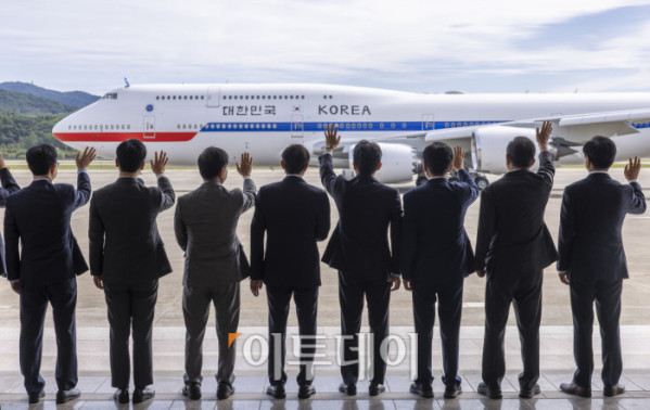 ▲더불어민주당 정청래(오른쪽 세 번째) 대표, 김병기(오른쪽 두 번째) 원내대표, 강훈식(오른쪽 네 번째) 대통령실 비서실장을 비롯한 환송인사들이 22일 경기 성남시 서울공항에서 취임 후 처음으로 미국 뉴욕에서 열리는 제80차 유엔총회 고위급 회의에 참석차 출국하는 이재명 대통령이 탑승한 공군 1호기를 향해 손을 흔들고 있다. 이 대통령은 현지 시간으로 22일 뉴욕에 도착해 세계 최대 자산운용사 블랙록의 래리 핑크 최고경영자(CE0)와 미국 상·하원 의원단 등을 접견하는 것으로 3박 5일간의 일정을 시작한다. 23일에는 유엔총회 기조연설을 통해 '민주 대한민국'의 복귀를 선언하고 한반도 정책 등 한국 정부의 외교 비전을 밝힐 계획이다. 북한을 향한 대화 촉구 메시지도 발신할 것으로 예측된다. 24일에는 한국 정상으로는 처음으로 유엔 안전보장이사회(안보리) 공개 토의를 주재하고, 25일에는 미국 월가의 금융계 인사들과 한국 기업인들을 만나 한국경제설명회(IR) 투자 서밋 행사를 진행한 뒤 26일 귀국할 계획이다. 이 밖에 안토니우 구테흐스 유엔 사무총장 및 프랑스·이탈리아·우즈베키스탄·체코·폴란드 정상 등과 양자회담도 예정돼 있다. 조현호 기자 hyunho@