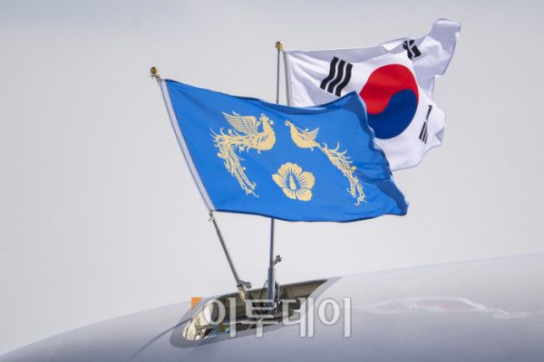 ▲이재명 대통령이 22일 경기 성남시 서울공항에서 취임 후 처음으로 미국 뉴욕에서 열리는 제80차 유엔총회 고위급 회의에 참석차 출국하는 가운데 공군 1호기에 태극기와 대통령기(봉황기)가 걸려있다. 이 대통령은 현지 시간으로 22일 뉴욕에 도착해 세계 최대 자산운용사 블랙록의 래리 핑크 최고경영자(CE0)와 미국 상·하원 의원단 등을 접견하는 것으로 3박 5일간의 일정을 시작한다. 23일에는 유엔총회 기조연설을 통해 '민주 대한민국'의 복귀를 선언하고 한반도 정책 등 한국 정부의 외교 비전을 밝힐 계획이다. 북한을 향한 대화 촉구 메시지도 발신할 것으로 예측된다. 24일에는 한국 정상으로는 처음으로 유엔 안전보장이사회(안보리) 공개 토의를 주재하고, 25일에는 미국 월가의 금융계 인사들과 한국 기업인들을 만나 한국경제설명회(IR) 투자 서밋 행사를 진행한 뒤 26일 귀국할 계획이다. 이 밖에 안토니우 구테흐스 유엔 사무총장 및 프랑스·이탈리아·우즈베키스탄·체코·폴란드 정상 등과 양자회담도 예정돼 있다. 조현호 기자 hyunho@