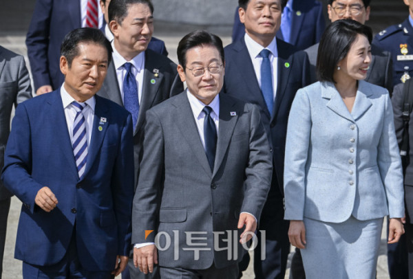 ▲이재명(앞줄 가운데) 대통령과 배우자 김혜경(앞줄 오른쪽) 여사가 22일 경기 성남시 서울공항에서 취임 후 처음으로 미국 뉴욕에서 열리는 제80차 유엔총회 고위급 회의에 참석하기 위해 출국하고 있다. 앞줄 왼쪽은 정청래 더불어민주당 대표. 이 대통령은 현지 시간으로 22일 뉴욕에 도착해 세계 최대 자산운용사 블랙록의 래리 핑크 최고경영자(CE0)와 미국 상·하원 의원단 등을 접견하는 것으로 3박 5일간의 일정을 시작한다. 23일에는 유엔총회 기조연설을 통해 '민주 대한민국'의 복귀를 선언하고 한반도 정책 등 한국 정부의 외교 비전을 밝힐 계획이다. 북한을 향한 대화 촉구 메시지도 발신할 것으로 예측된다. 24일에는 한국 정상으로는 처음으로 유엔 안전보장이사회(안보리) 공개 토의를 주재하고, 25일에는 미국 월가의 금융계 인사들과 한국 기업인들을 만나 한국경제설명회(IR) 투자 서밋 행사를 진행한 뒤 26일 귀국할 계획이다. 이 밖에 안토니우 구테흐스 유엔 사무총장 및 프랑스·이탈리아·우즈베키스탄·체코·폴란드 정상 등과 양자회담도 예정돼 있다. 조현호 기자 hyunho@