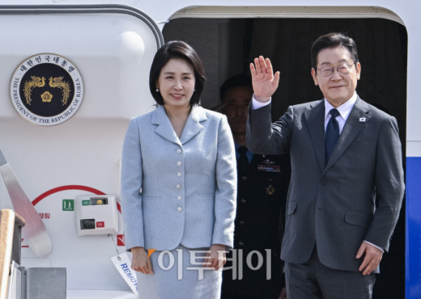 ▲이재명(오른쪽) 대통령과 배우자 김혜경 여사가 22일 경기 성남시 서울공항에서 취임 후 처음으로 미국 뉴욕에서 열리는 제80차 유엔총회 고위급 회의에 참석차 출국하며 손을 들어 인사를 하고 있다. 이 대통령은 현지 시간으로 22일 뉴욕에 도착해 세계 최대 자산운용사 블랙록의 래리 핑크 최고경영자(CE0)와 미국 상·하원 의원단 등을 접견하는 것으로 3박 5일간의 일정을 시작한다. 23일에는 유엔총회 기조연설을 통해 '민주 대한민국'의 복귀를 선언하고 한반도 정책 등 한국 정부의 외교 비전을 밝힐 계획이다. 북한을 향한 대화 촉구 메시지도 발신할 것으로 예측된다. 24일에는 한국 정상으로는 처음으로 유엔 안전보장이사회(안보리) 공개 토의를 주재하고, 25일에는 미국 월가의 금융계 인사들과 한국 기업인들을 만나 한국경제설명회(IR) 투자 서밋 행사를 진행한 뒤 26일 귀국할 계획이다. 이 밖에 안토니우 구테흐스 유엔 사무총장 및 프랑스·이탈리아·우즈베키스탄·체코·폴란드 정상 등과 양자회담도 예정돼 있다. 조현호 기자 hyunho@