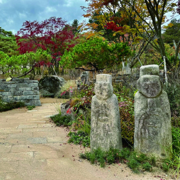 ▲무영원에 들어서는 입구를 지키는 문인석.(메덩골정원)