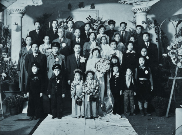 ▲서울생활사박물관(김주호 기증)(기증자의 결혼식 단체 사진(종로예식장), 1955년.)