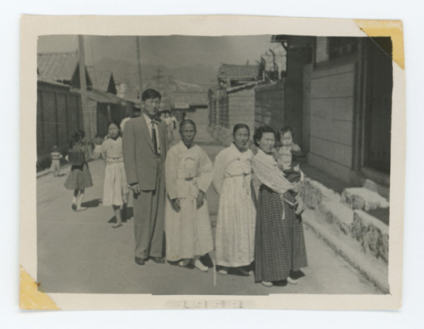 ▲기증자의 삼촌 류종규와 가족이 함께 찍은 사진, 1957년.(국립민속박물관(류익진 기증))
