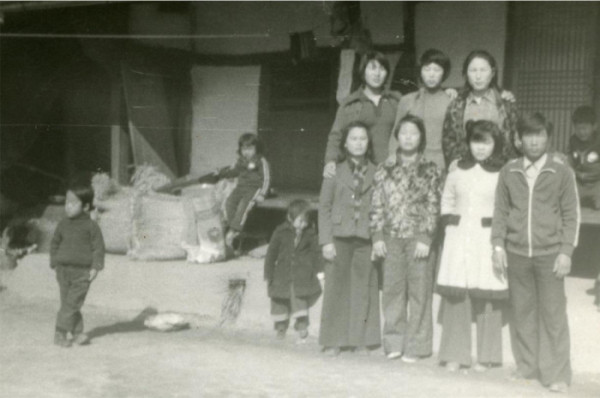 ▲전라남도 강진군 대곡마을 자택에서 자녀들, 1974년.(전라남도 강진군(마상순·손영자))