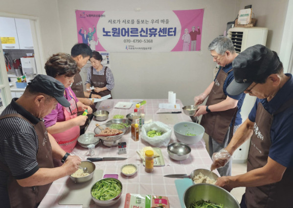 ▲밥에 양념을 하고 있는 ‘꽃할배 요리사’.(윤나래 기자)