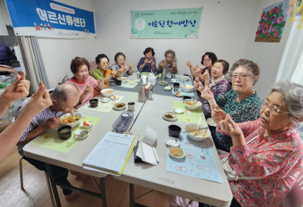 ▲ ‘한 끼 밥상’을 함께하는 중계4동 이웃들. (윤나래 기자)