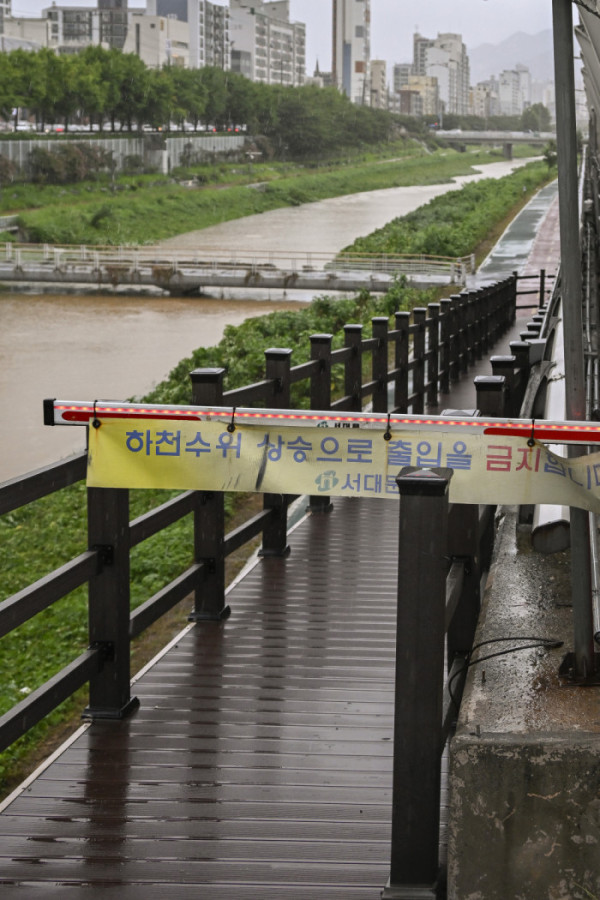 ▲서울 등 경기도 일대와 충남 서해안에 호우주의보가 발효된 13일 서울 서대문구 불광천 산책로의 출입이 전면 통제되고 있다. 이날 새벽부터 서울에 내린 많은 비로 청계천, 안양천 등 시내 전체 29개 하천의 출입이 통제됐다. 서울 동북·서남·서북권에는 오전 6시 30분을 기해 호우주의보가 내려지며, 서울시는 강우 상황과 관련해 '주의' 단계인 1단계를 발령하고 비상근무에 들어갔다. 조현호 기자 hyunho@(이투데이DB)