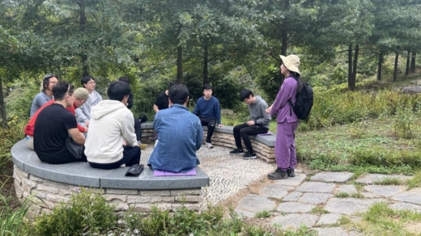 ▲‘산림건강과정’에 참여한 사람들이 설명을 듣고 있다. (산림청)