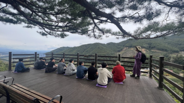 ▲‘산림건강과정’에 참여한 사람들이 설명을 듣고 있다. (산림청)