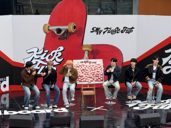 ▲킥플립 버스킹 라이브 이미지 (사진제공=JYP엔터테인먼트)