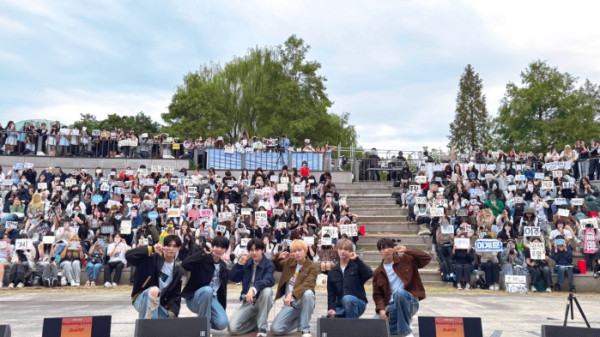 ▲킥플립 버스킹 라이브 이미지 (사진제공=JYP엔터테인먼트)