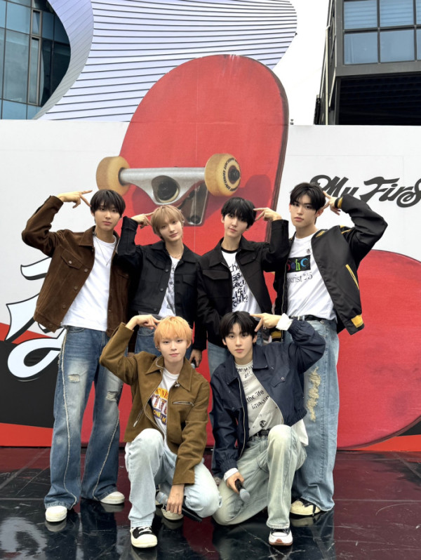 ▲킥플립 버스킹 라이브 이미지 (사진제공=JYP엔터테인먼트)