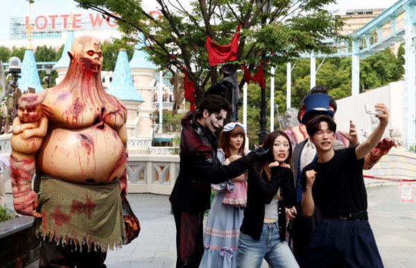 ▲25일 서울 송파구 롯데월드에서 연기자들이 가을 시즌 축제 ‘스트리트 호러쇼 : 더 마리오네트’를 선보이고 있다. 신태현 기자 holjjak@
