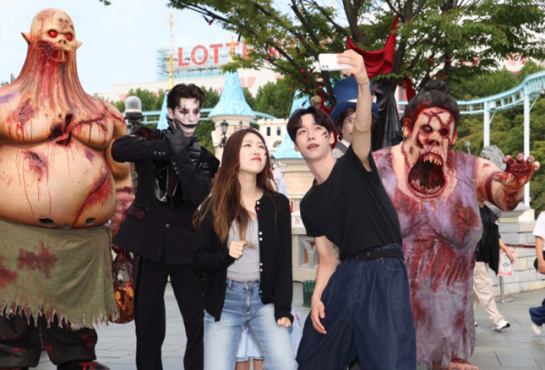 ▲25일 서울 송파구 롯데월드에서 연기자들이 가을 시즌 축제 ‘스트리트 호러쇼 : 더 마리오네트’를 선보이고 있다. 신태현 기자 holjjak@