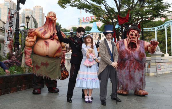 ▲25일 서울 송파구 롯데월드에서 연기자들이 가을 시즌 축제 ‘스트리트 호러쇼 : 더 마리오네트’를 선보이고 있다. 신태현 기자 holjjak@