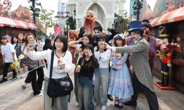 ▲25일 서울 송파구 롯데월드를 찾은 학생들이 가을 시즌 축제 ‘스트리트 호러쇼 : 더 마리오네트’를 선보이는 연기자들과 기념촬영을 하고 있다. 신태현 기자 holjjak@