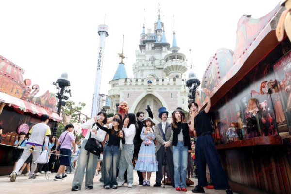 ▲25일 서울 송파구 롯데월드를 찾은 학생들이 가을 시즌 축제 ‘스트리트 호러쇼 : 더 마리오네트’를 선보이는 연기자들과 기념촬영을 하고 있다. 신태현 기자 holjjak@