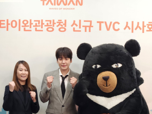 ▲곽생여 대만 교통부 관광서 서울사무소 소장(왼쪽)과 가수 규현(가운데), 오숑(대만 관광 마스코트)의 기념 촬영.(윤나래 기자)