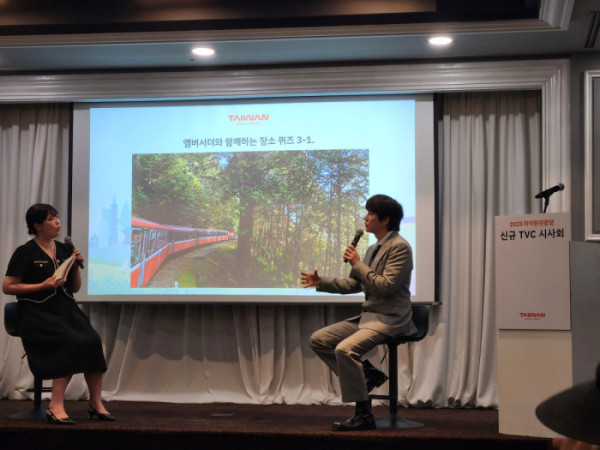 ▲가수 규현(오른쪽)이 대만 아리산에서 산림열차를 경험한 소감을 이야기하고 있다. (윤나래 기자)
