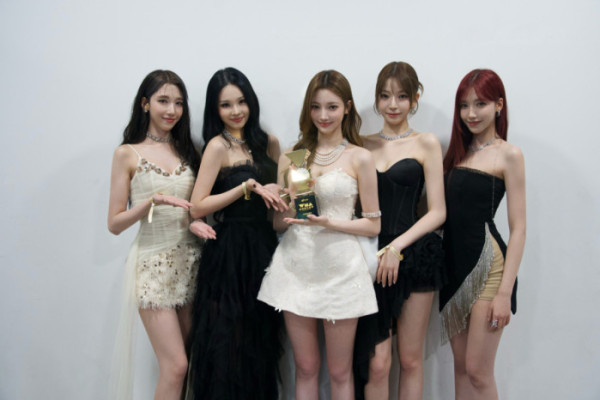 ▲A2O MAY 트로피 인증 사진(사진 = A2O엔터테인먼트 제공)